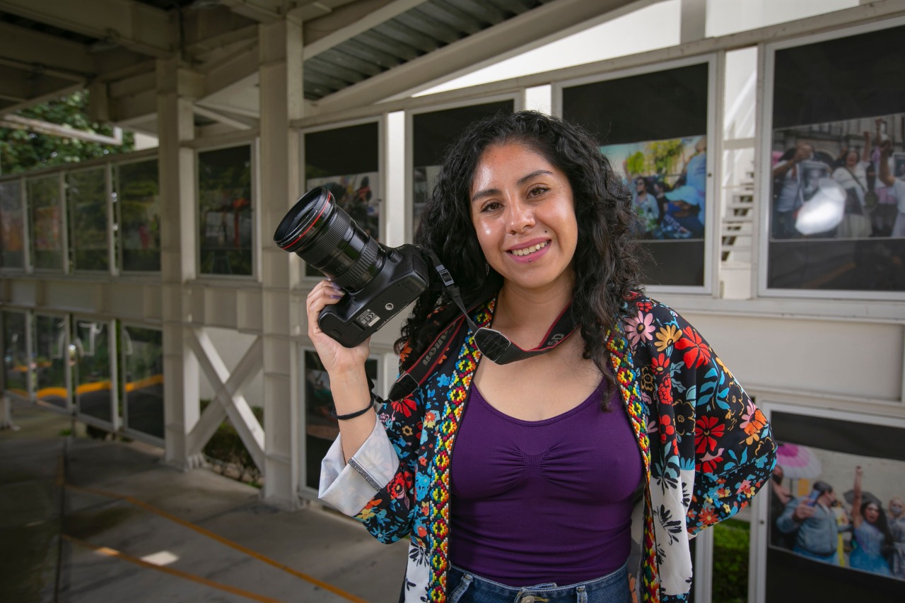 Tania Contreras, fotoperiodista egresada de la UAEMéx, ha logrado romper estereotipos de género