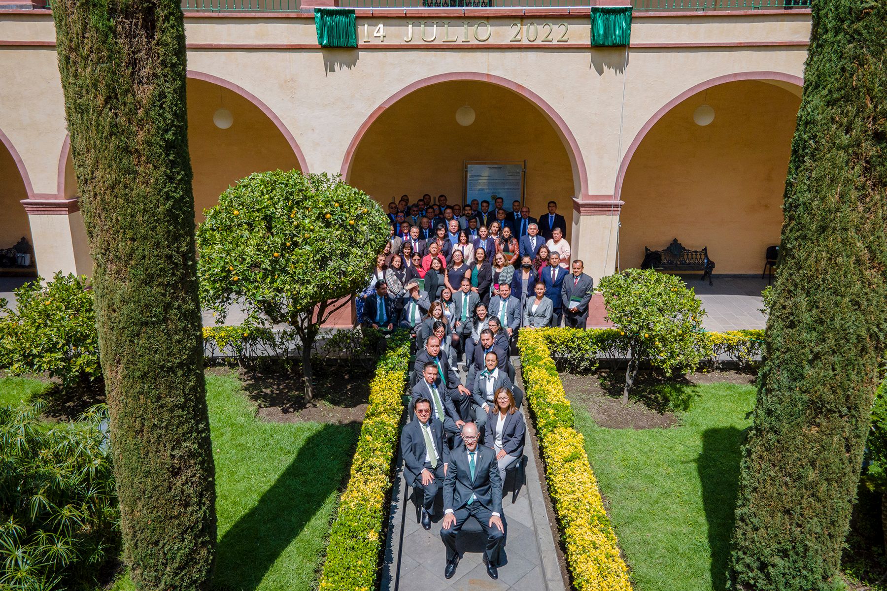 El equipo que hizo posible este logro, bajo la inscripción conmemorativa, encabezado por el Rector Carlos Eduardo Barrera Díaz.