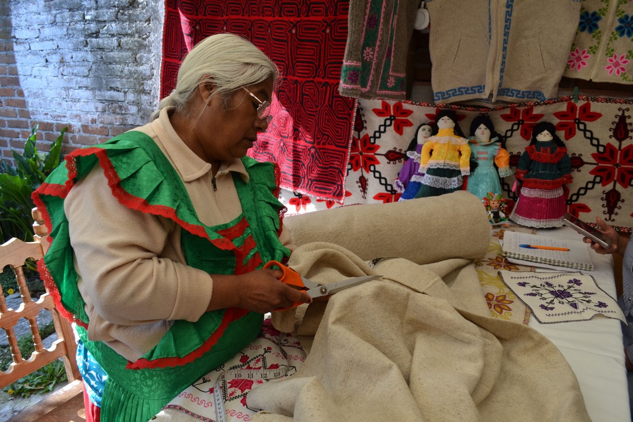 ORIENTA IIFAEM A ARTESANAS Y ARTESANOS MEXIQUENSES PARA QUE HAGAN SU REGISTRO DE MARCA