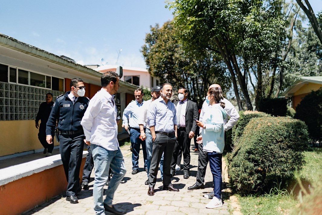 El Presidente Municipal, Fernando Flores, hace un recorrido por escuelas de Metepec con reporte de posibles daños por los sismos.