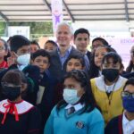 Fueron 81 alumnos los ganadores de la Olimpiada del Conocimiento Infantil. Aquí la foto con el Gobernador.