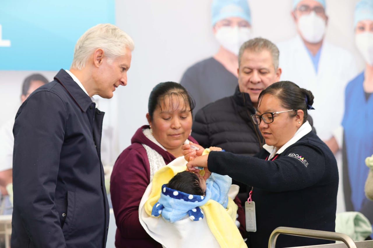 San Felipe del Progreso, Méx. El Gobernador y el Secretario de Salud de la entidad, atestiguan el inicio de la campaña de Vacunación Universal en la entidad.