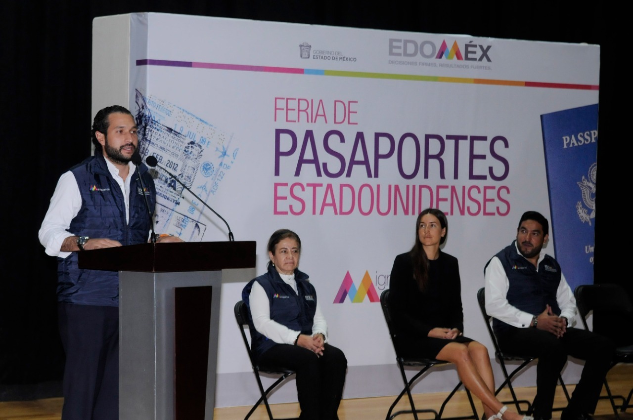 El Coordinador de Asuntos Internacionales, José Pablo Montemayor Camacho entregó 100 pasaportes americanos a mexiquenses.