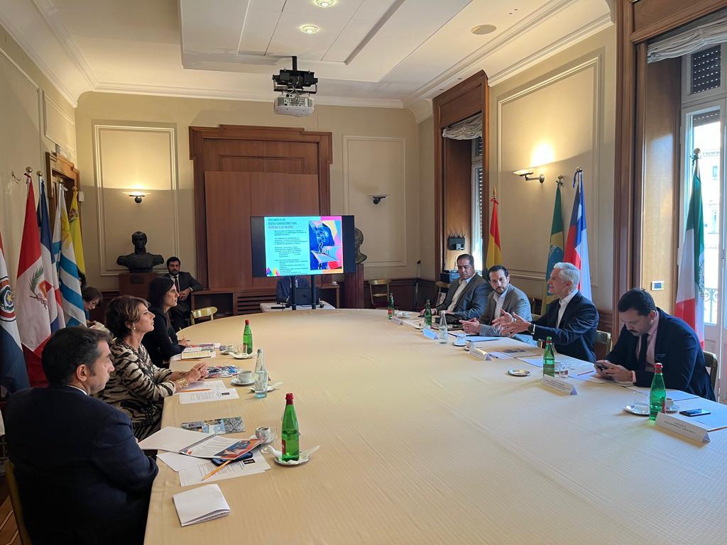 SOSTIENE ALFREDO DEL MAZO REUNIÓN CON LA ORGANIZACIÓN INTERNACIONAL ITALO-LATINOAMERICANA