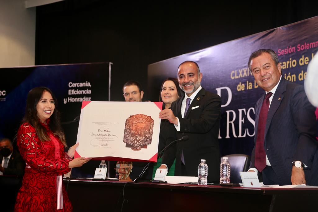 Miembros del Cabildo e invitados especiales entregaron la PRESEA METEPEC, a distinguidos ciudadanos del municipio.