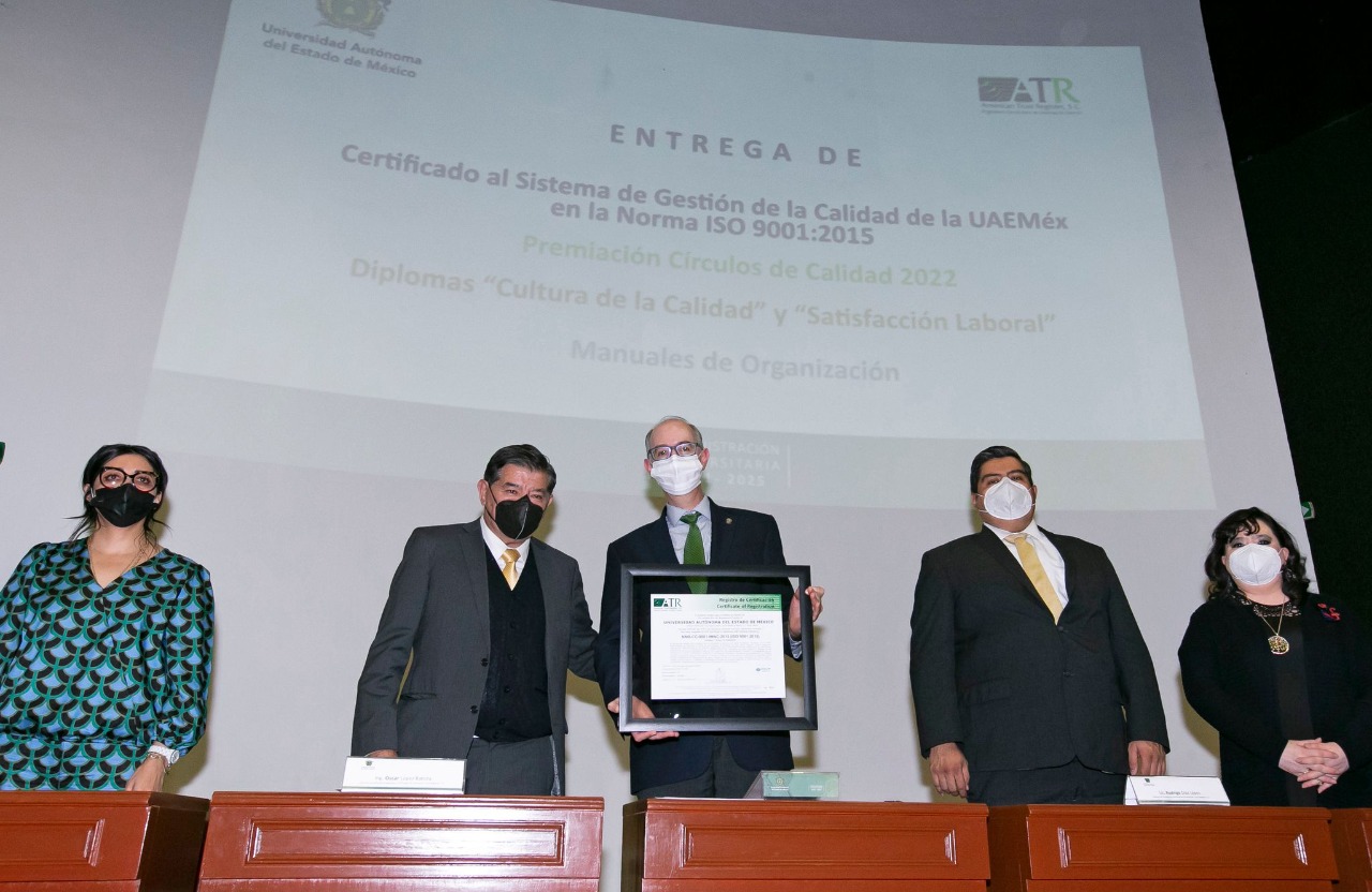A nombre de la UAEMéx, el Rector Carlos Eduardo Barrera Díaz recibió el reconocimiento de la American Trust Register.