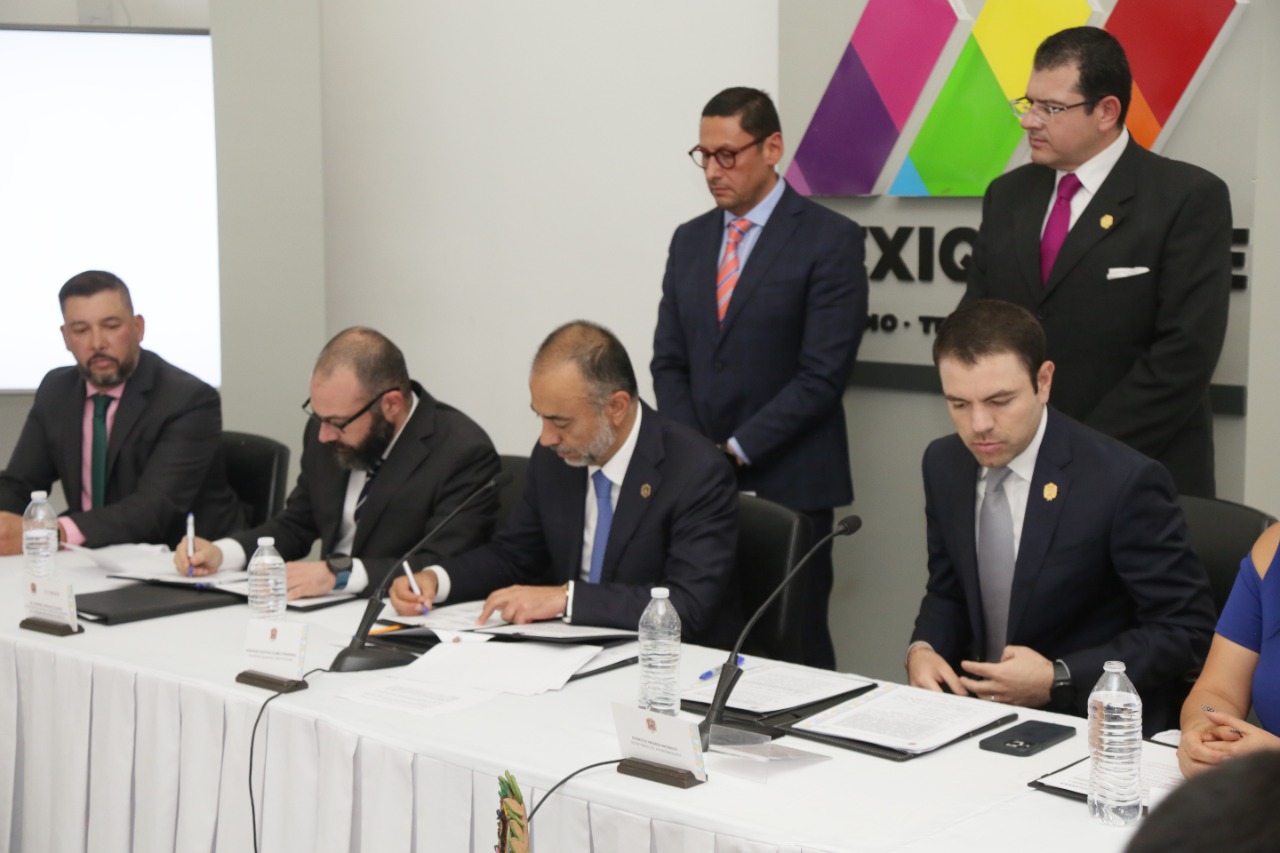 El Presiodente Municipal de Metepec Fernando Flores y el Secretario de Justicia y Derechos Humanos, Rodrigo Espeleta. firman convenio.