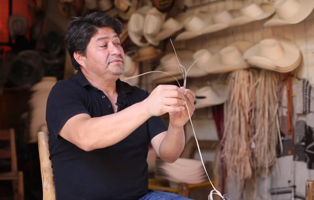 ELABORAN SOMBREROS DE PALMA Y ASTILLA EN EL SUR DEL ESTADO DE MEXICO