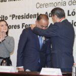 La colocación de la Venera de Honor, por parte del Presidente de la SOMEGEM, Germán García Salgado.