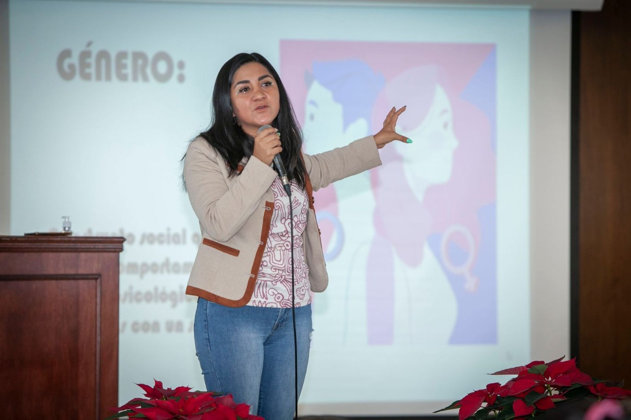 La especialista y activista Patricia Mireles Sosa, al impartir la charla Diversidad Sexual e Igualdad Sustantiva en la UAEMéx