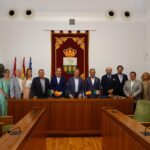 En españa el reconocimiento para Fernando Flores fue por sus pólíticas y acciones en favor del medio ambiente.