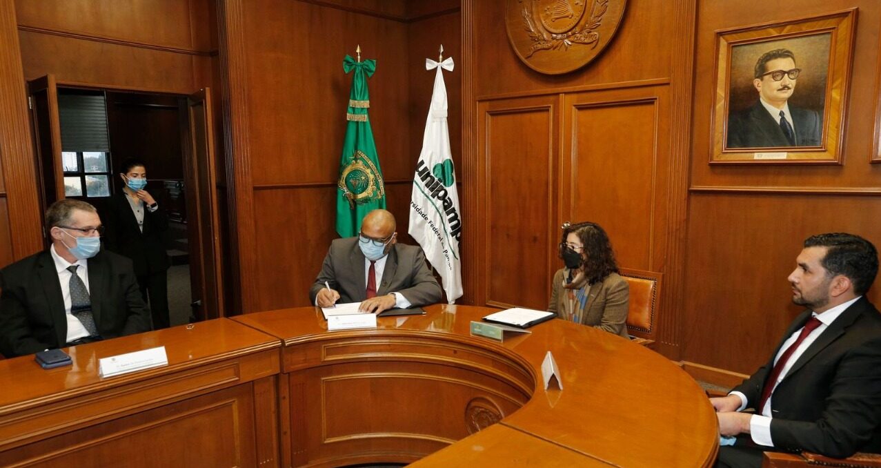 La Secretaria de Investigación Marttha Patricia Zarza, y el rector de la UNIPAMPA, Roberlaine Ribeiro Jorge, firmaron el convenio.