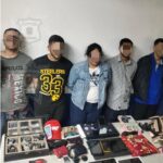Los delincuentes detenidos aparecen aquí con parte de los objetos que habían robado en l¿por lo menos cinco casas.
