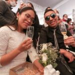 Salud ! Fueron 230 parejas las que contrajeron matrimonio civil en la ceremonia en Metepec, y al final tuvieron oportunidad de brindar por su felicidad.