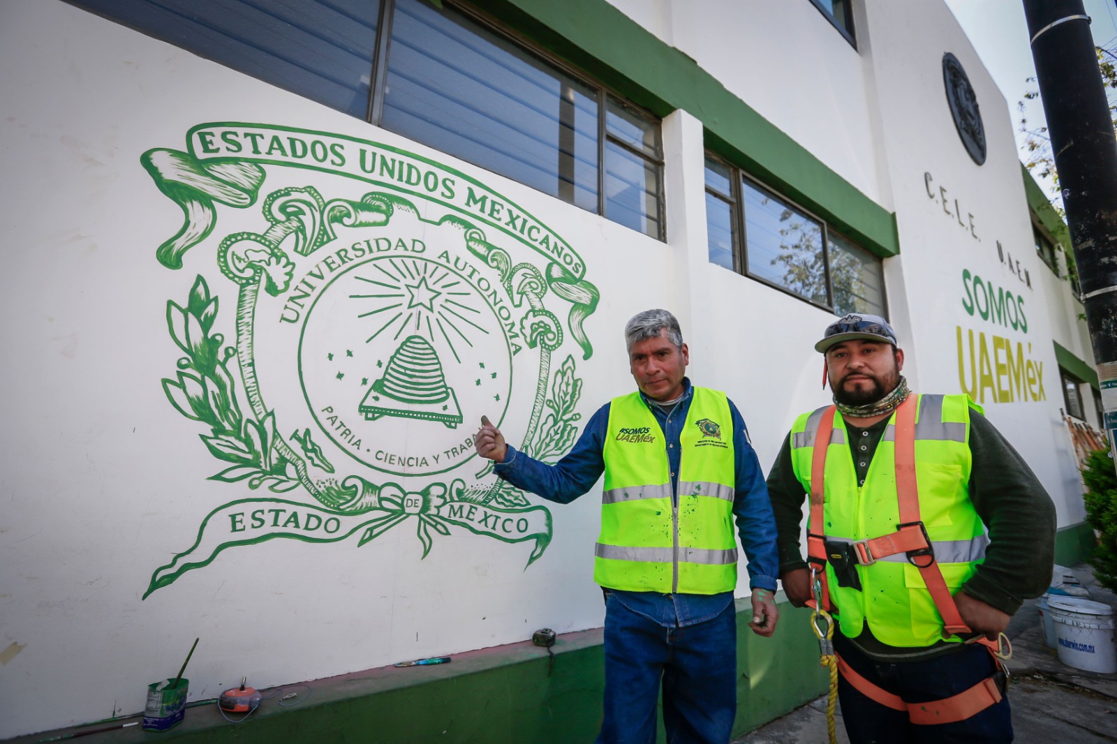 La técnica que ha desarrollado José Montiel Casstelar le permite terminar en 3 horas un escudo completo de la UAEMéx