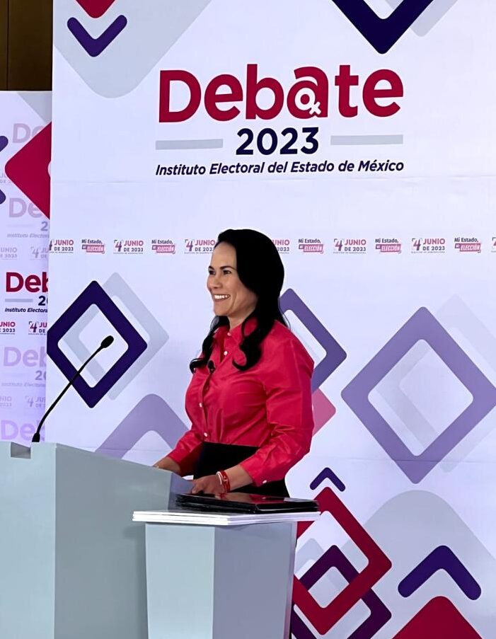 Ale del Moral, abanderada de la Coalición Va por el Estado de México, como candidata a Gobernadora, en el debate.