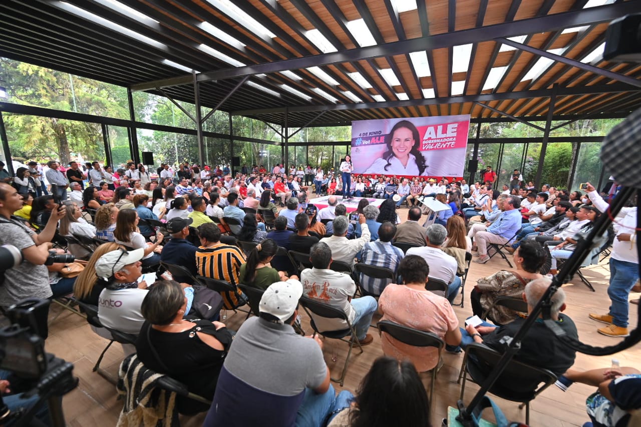 Cada vez más claro el apoyo mayoritario de la ciudadanía para la candidata a Gobernadora Alejandra del Moral, quien estuvo en campaña en Valle de Bravo