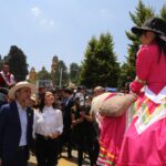 El Presidente Municipal, Fernando Flores, con la Presidenta del DIF Municipal, Iraí Albarrán, en el Paseo de la Agricultura.