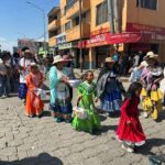 Las mujeres de todas las edades sacaron a relucir sus vestidos de gran colorido en el Paseo de la Agricultura.