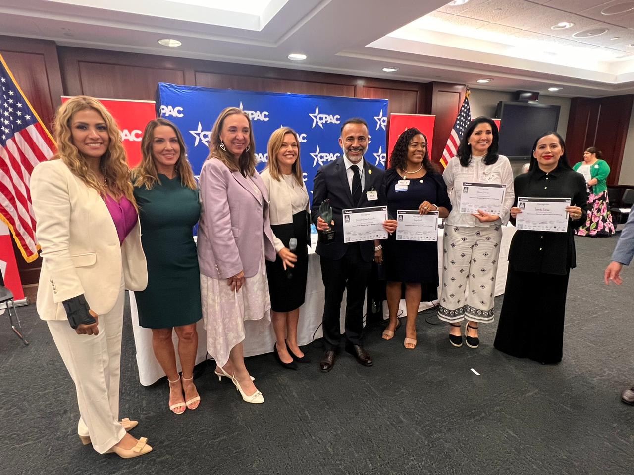 Recibe el Presidente Municipal de Metepec, Fernando Flores, el reconocimiento internacional por evitar la explotación sexual y brindar protección a la mujer.