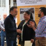 Diálogo con los vecinos. El Presidente Muicipal, Fernando Flores, dialogó con los vecinos, en la entrega de la rehabilitación de la calle Echegaray.