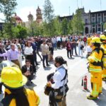 Bajo la organización del personal de Protección Civil, los servidores públicos se ubican en el Punto de Reunión.