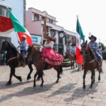 Charros de Metepec participaron en el desfile.