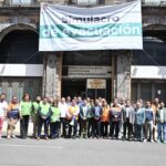 El personal evacuado de las oficinas de la Secretaría de Salud, en la avenida Independencia de Toluca, en el simulacro de sismo.