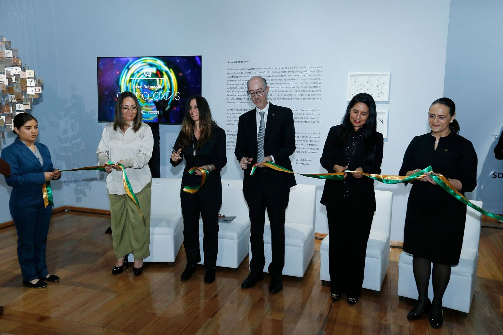 La exposición inaugurada por la Secretaria de Cultura y Turismo, Minerva Carrasco, y el Rector Carlos Eduardo barrera, es Cosmoloxías, de la artista Irene Dubrovsky.