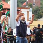Participación de contongentes de la tercera edad en el desfile en Metepec.