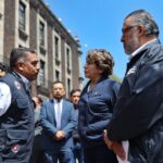 Recibe información la Gobernadora, frete a Palacio de Gobierno, en relación al simulacro de sismo.