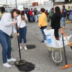 También en estas tareas, las mujeres son de las primeras en participar.