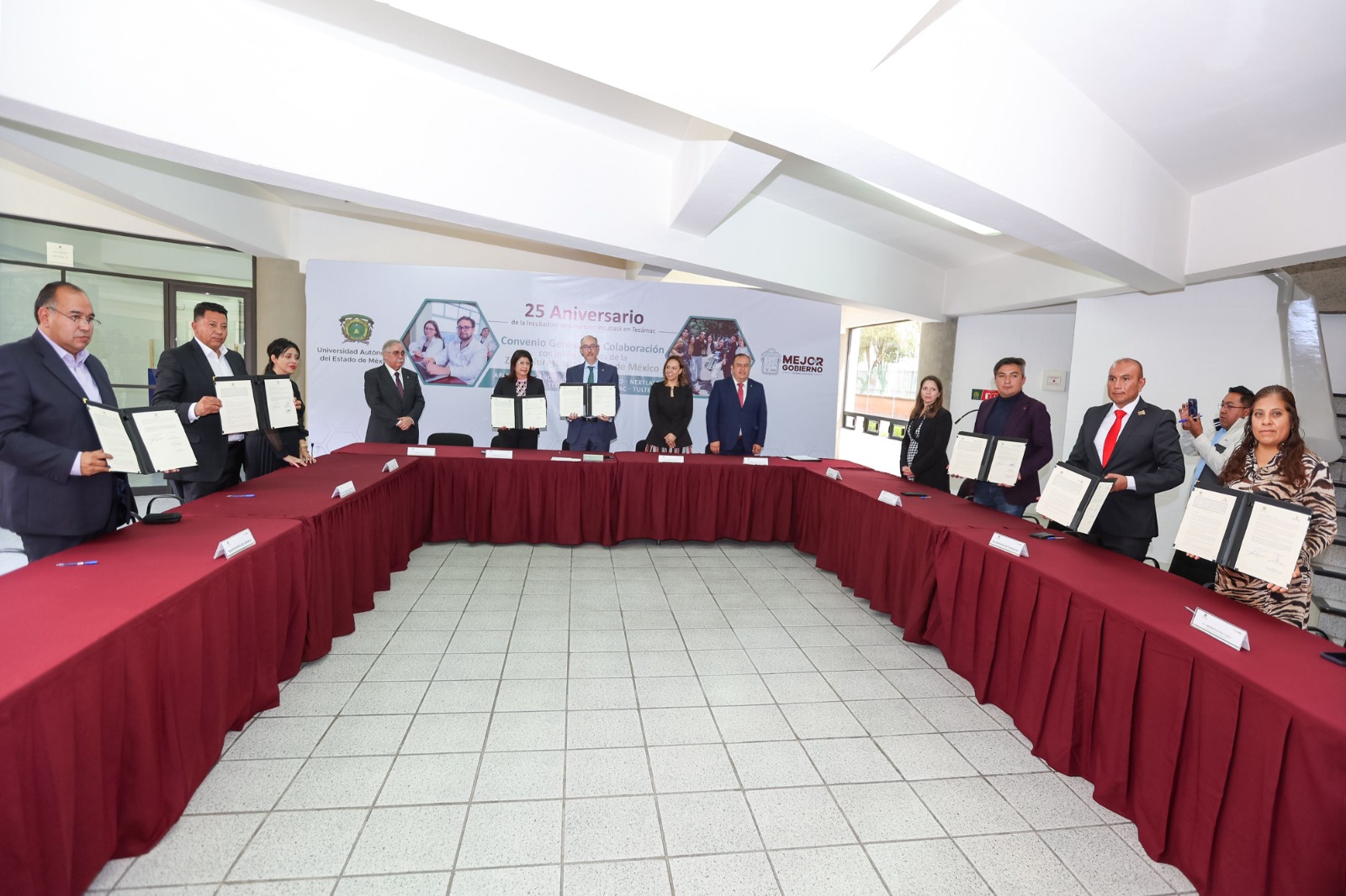 El rector Carlos Eduardo Barrera Díaz firmó un convenio general de colaboración con ediles de ocho municipios de la zona noreste de la entidad.