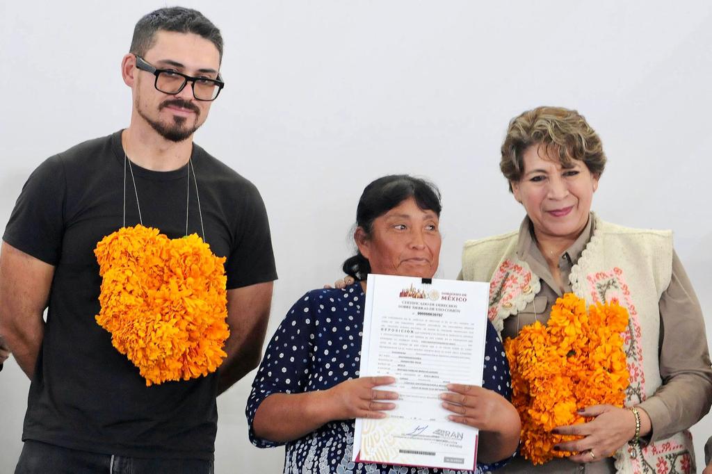 Gobernadora Delfina Gómez entrega documentos agrarios «tras 15 años de abandono»