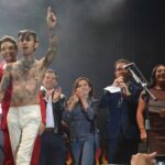 Entrega de reconocimientos a los artistas, entre ellos al baterista de RebelCats que lució sus tatuajes durante el concierto.