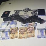 Armas y dinero encontrados a los asaltantes