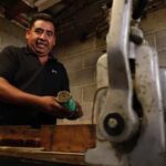 Eleazar García Cruz, maestro artesano en la rama de orfebrería y joyería y ganador de múltiples premios estatales.