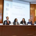 Conferencia sobre vivienda y equidad, en la Facultad de Arquitectura