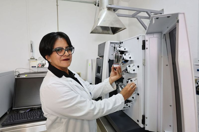 Ana Elisa Alcantara, investigadora UAEMéx, analiza la calidad del agua .