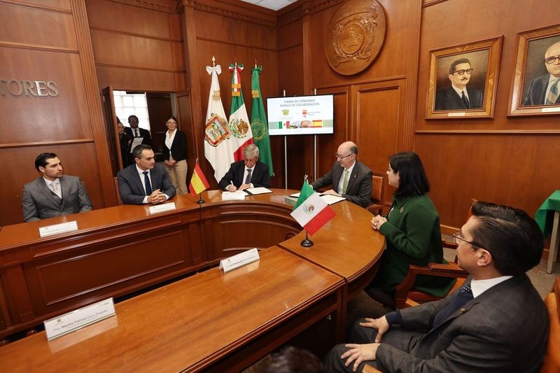 Los rectores de la UAEMéx, Carlos Eduardo Barrera Díaz, y la Universidad de León, España, Juan Francisco García Marín, firmaron convenios de colaboración.