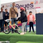 Se rifaron, y entregaron 170 bicicletas para las niñas y niños de Metepec. El alcalde Fernando Flores hace entrega de una.