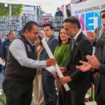 Acompañado por el Secretario Municipal Ernesto Némer Monroy y el cuerpo edilicio, el alcalde Fernando Flores colocó y entregó el nuevo Bando Municipal.