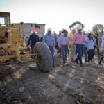 Durante su gira de trabajo, el presidente municipal Óscar Sánchez entregó la pavimentción de dos caminos en la Región 8 municipal.