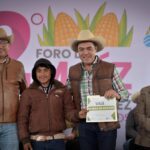 Entrega de apoyos a productores del campo, por parte del Presidnte Municipal, Óscar Sánchez García, en el marco del II Foro del Maíz.