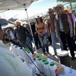 Luego de la ceremonia inaugural, el alcald de Almoloya de Juárez efectuó un recorrido por la exposición de lo último n tecnología para el campo.