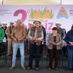 Óscar Sánchez García, Presidente Municipal de Almoloya de Juárez, con funcionarios y representantes de los productores inaugura el Segundo Foro del Maíz.