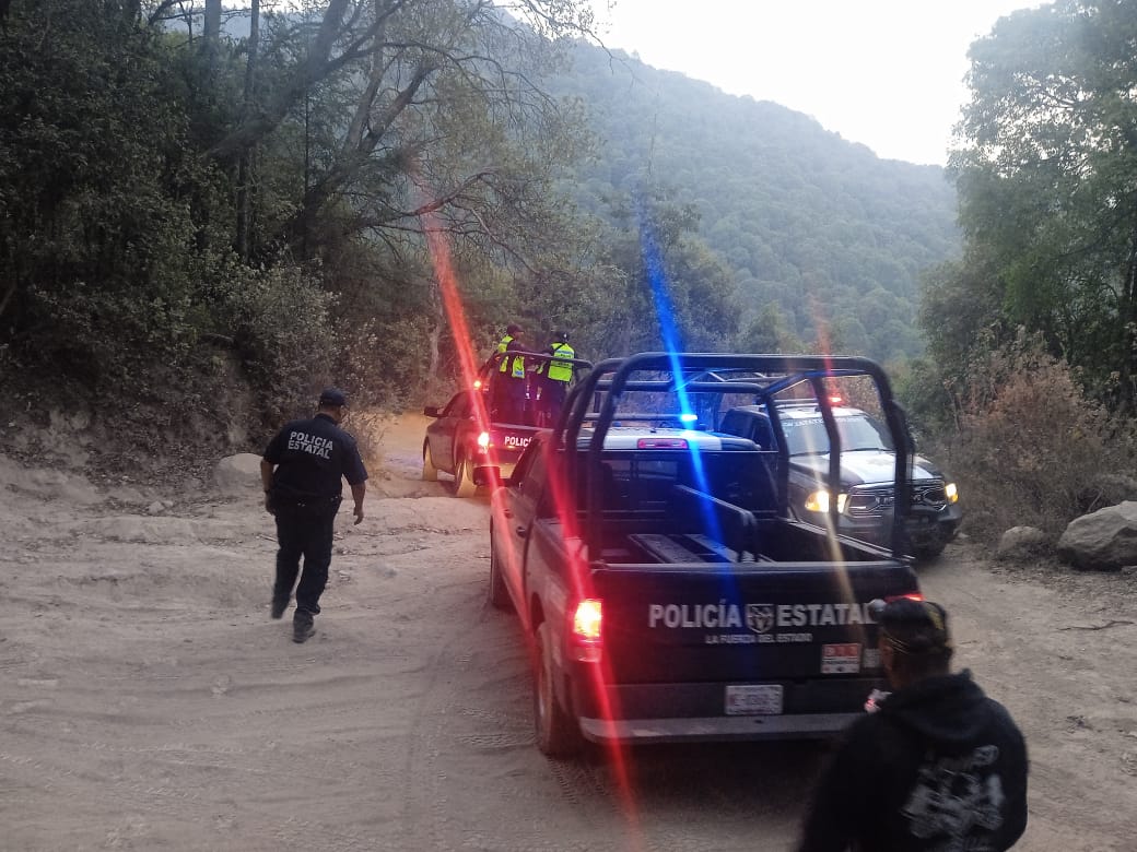 Elementos de la Secretaría de Seguridad del Edoméx, recorren la zona de Llano Grande, en Jilotzingo en busca de los reporteros perdidos.01 (2)