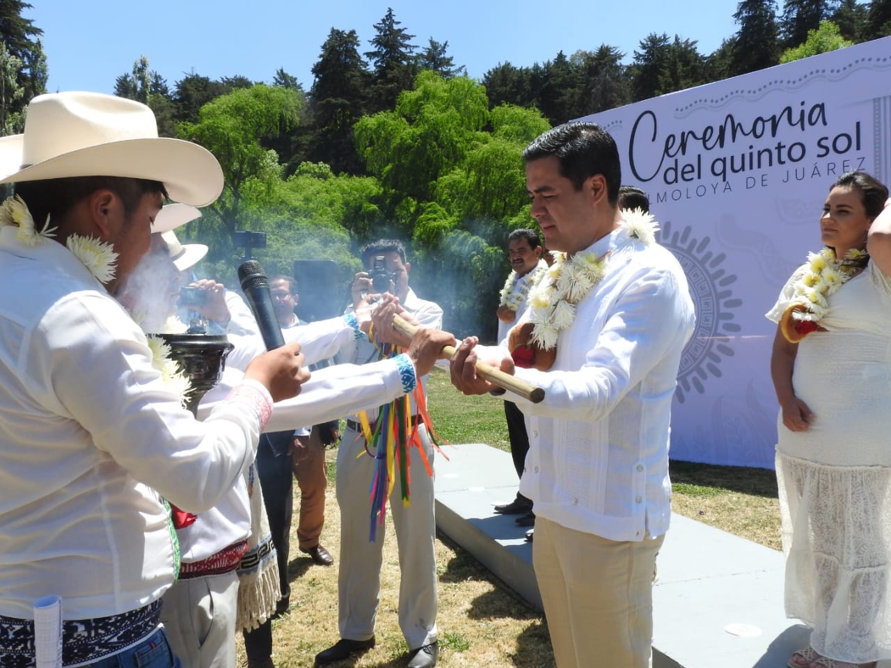 ENTREGAN INDÍGENAS DE ALMOLOYA DE JUÁREZ, EL BASTÓN DE MANDO A ÓSCAR SÁNCHEZ, PRESIDENTE MUNICIPAL