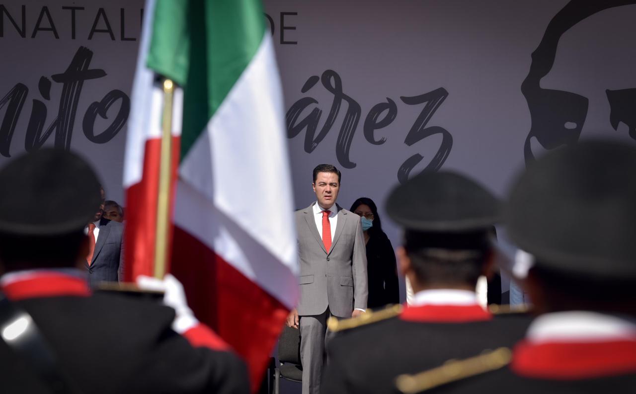 Ceremonia por el Aniversario 218 del Natalicio de Don Benito Juárez, en Almoloya, encabezada por el Presidente Municipal, Óscar Sánchez García.