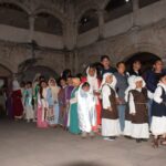 En el exconvento, en Metpec, religiosas y habitantes en las ceremonias de la Semana Santa.